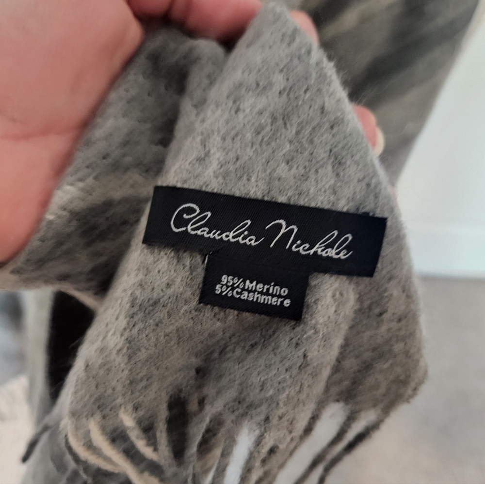 Claudia Nichole Gray Merino Cashmere Poncho - Picture 3 of 6